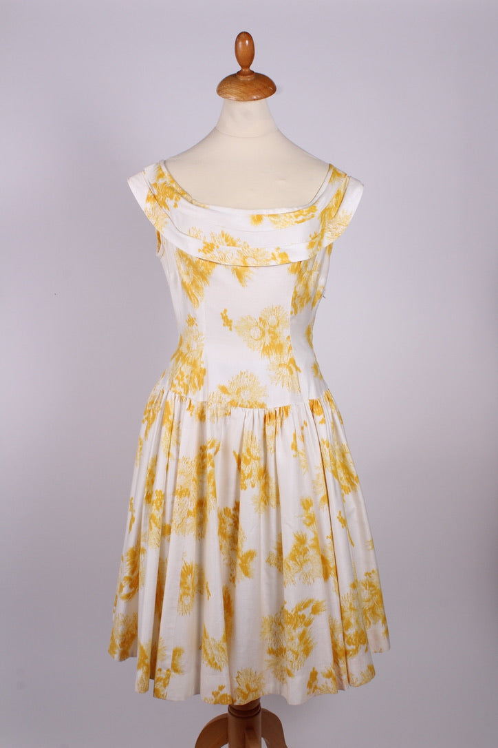 Sommerkjole med gult print. Str. S. 1950